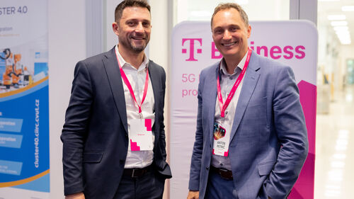 Digital Transformation of Manufacturing Industry Two people smiling at the Telekom Business Europe booth at Digital Transformation of Manufacturing Industry