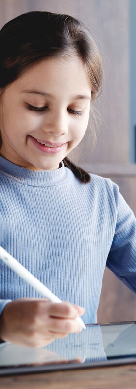 A child painting in her tablet thanks to the digital transformation of the government