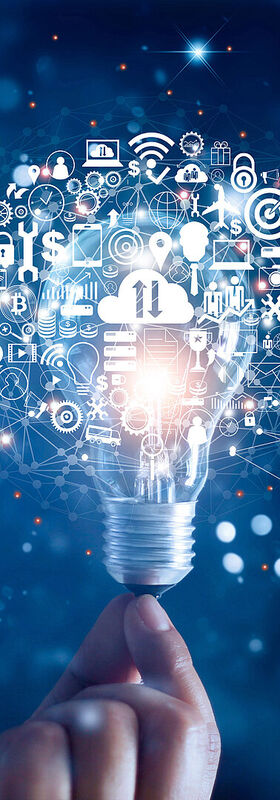 Application modernization A light bulb surrounded by technical icons symbolizes the interaction of application modernization by T Business.