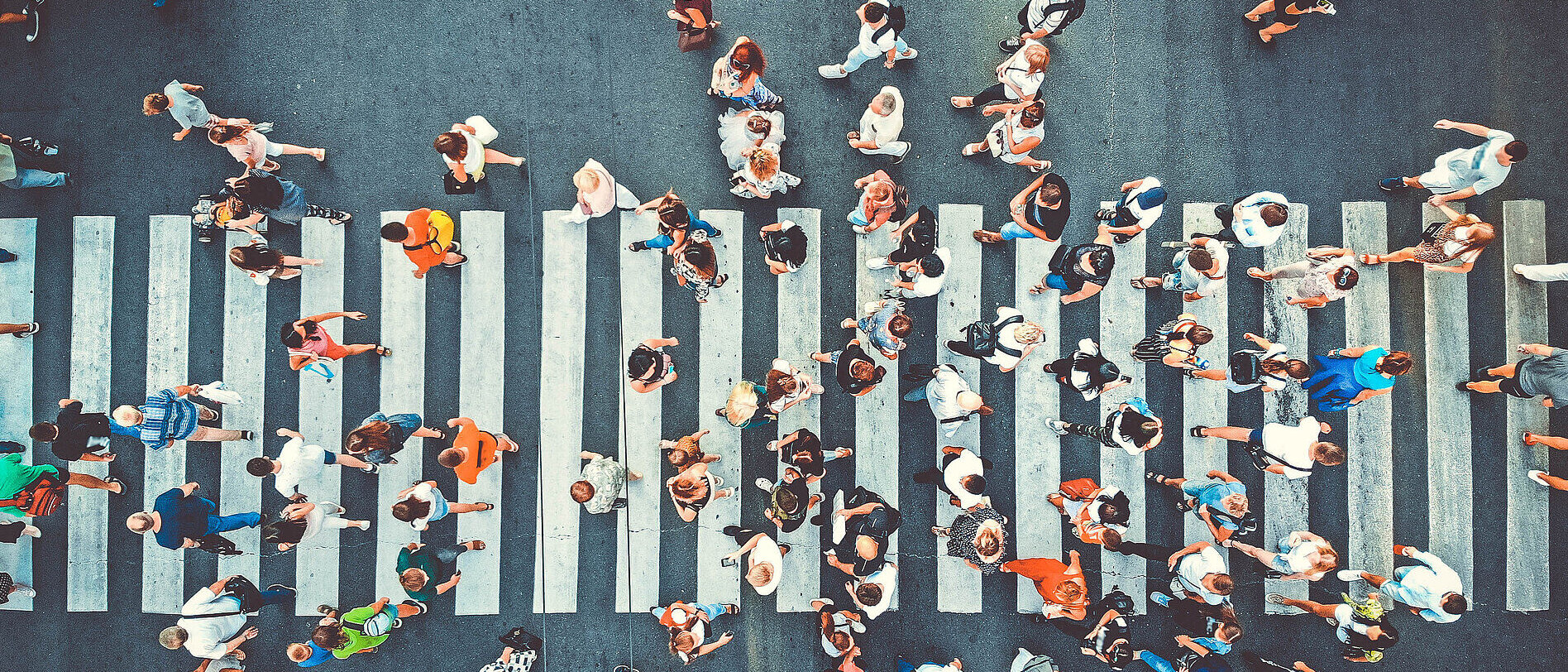 Crowd on their way to an enterprise IT solutions meeting