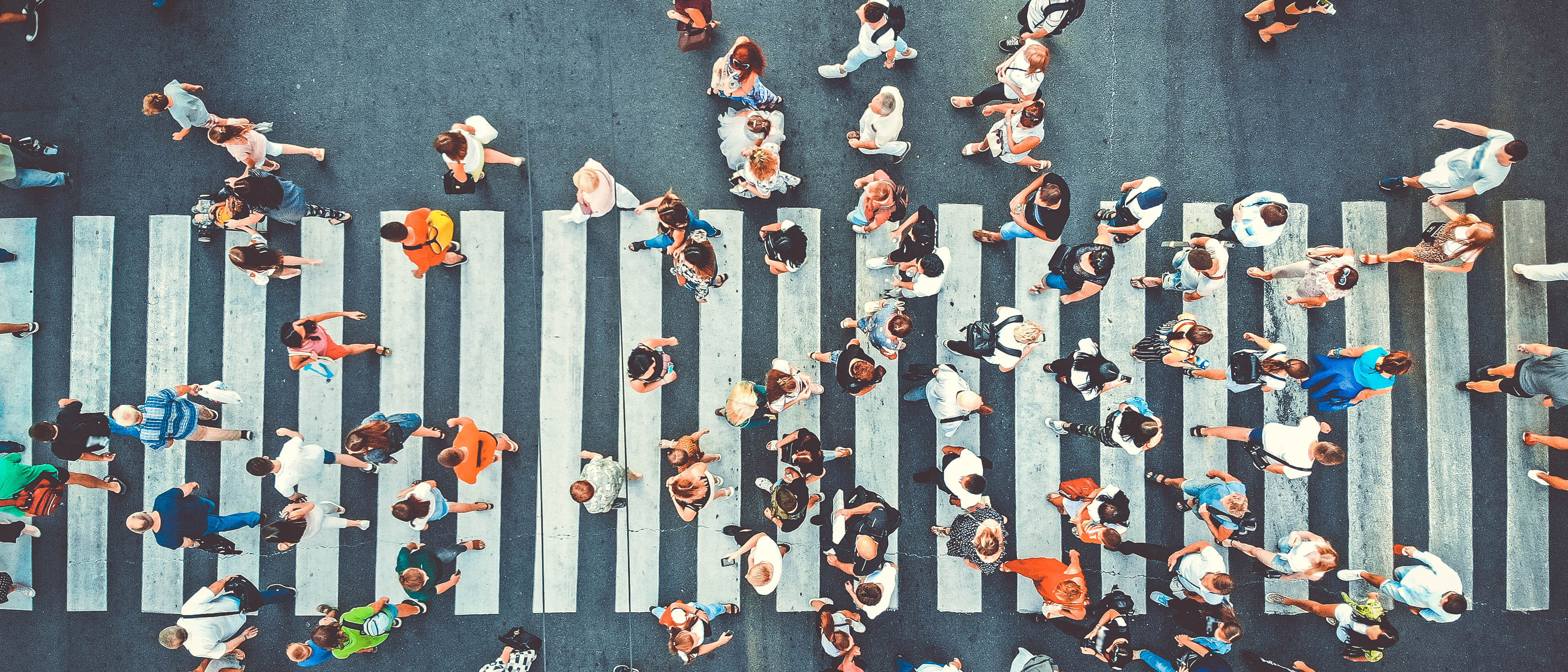 Crowd on their way to an enterprise IT solutions meeting