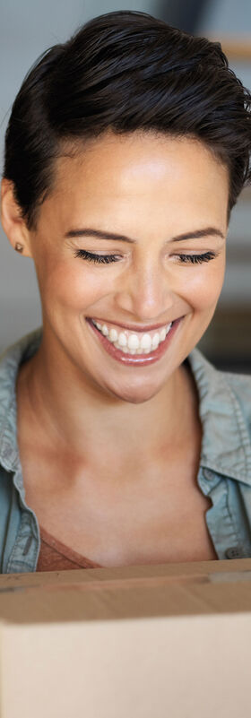 Seamless communication A woman receives a parcel symbolizing the comprehensive package MagentaONE by T Business, which provides seamless communication.