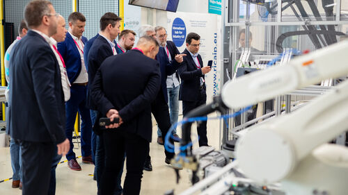 Digital Transformation of Manufacturing Industry Guided crowd looking at technology presented at Digital Transformation of Manufacturing Industry