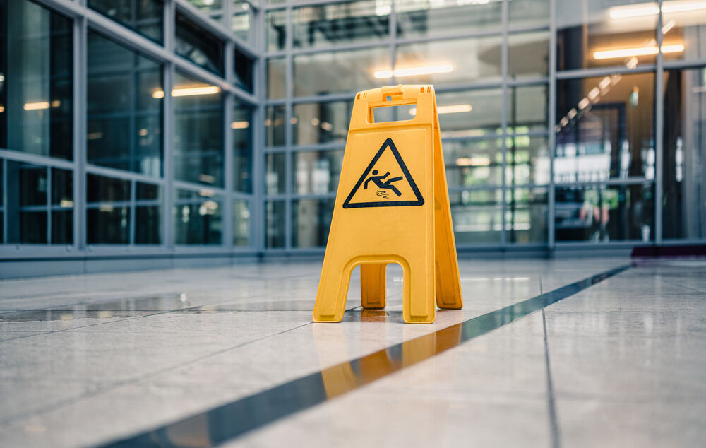 IT security A warning sign about the risk of slipping indicates that you should be aware of the IT security risks in your company and use appropriate solutions from T Business.
