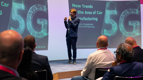 Digital Transformation of Manufacturing Industry A speaker talking about 5G at Digital Transformation of Manufacturing Industry