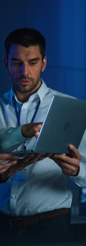SOC Services - Qualified experts A female project manager works together with a colleague on a laptop with SOC services from T Business.