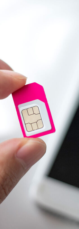 IoT ecosystem A magenta SIM card is held up in front of a tablet and symbolizes SIM solutions from T Business for the IoT ecosystem.