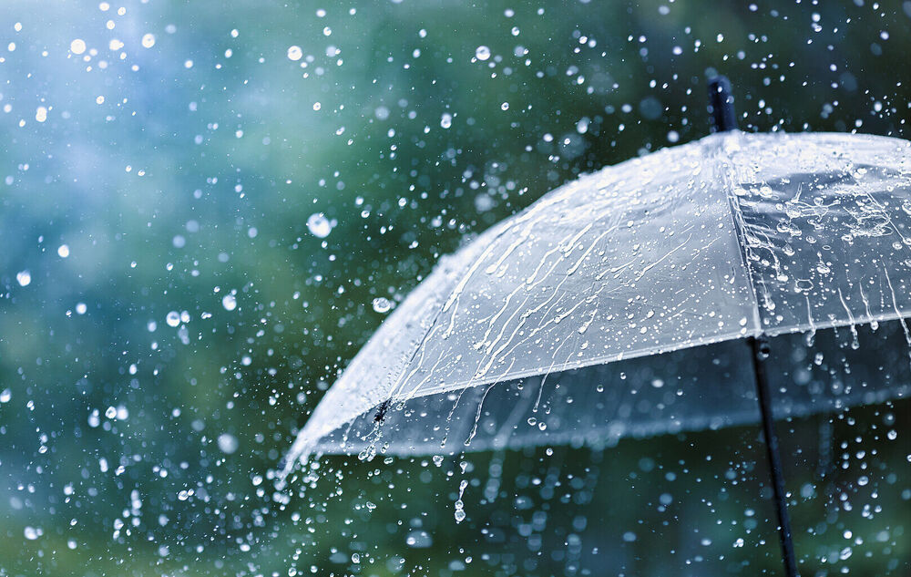 IT security An umbrella in the rain symbolizes the protection of systems, data, and processes with T Business IT security solutions.