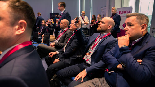 Digital Transformation of Manufacturing Industry People listening to a spekaer at Digital Transformation of Manufacturing Industry