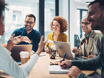 Microsoft Azure A group of people having a meeting in the office and talk about working with Microsoft Azure, a service from T Business.