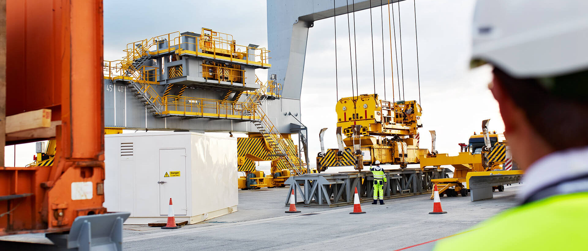 Logistics IT Solutions A man who keeps an eye on transportation and logistics at the port with the help of logistics IT solutions