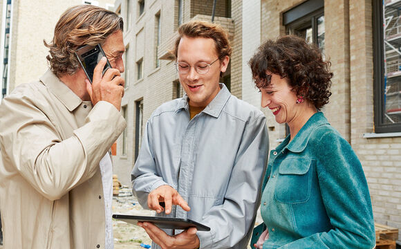 Friends working remotely with their tablets thanks to New Work