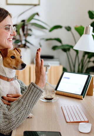 A woman working remotely from home thanks to New Work