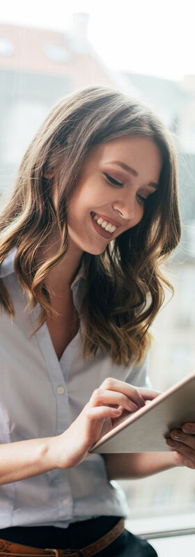 Seamless communication A woman survives ultra-fast on her tablet and communicates seamlessly with MagentaONE Business from T Business.