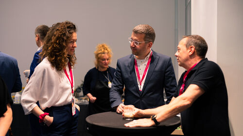 Digital Transformation of Manufacturing Industry People speaking at the Telekom Business Europe booth at Digital Transformation of Manufacturing Industry