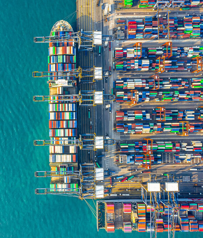 Logistics IT Solutions A container ship in port that is optimally deployed thanks to logistics IT solutions | T Business