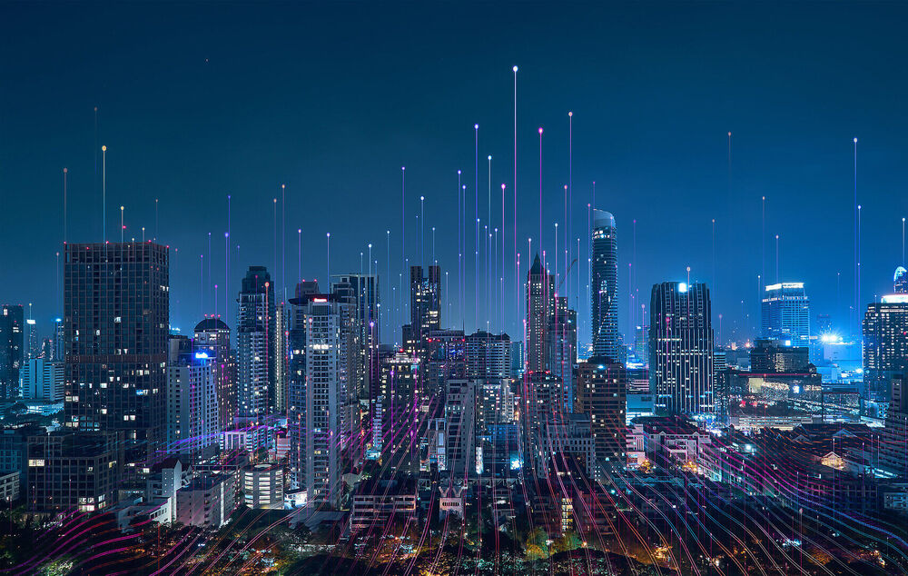 A smart city with abstract points and lines representing the data connections relevant for IT solutions in the public sector