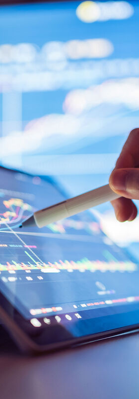 Business IT security An IT specialist analyzes system activities on a tablet using business IT security solutions from T Business.